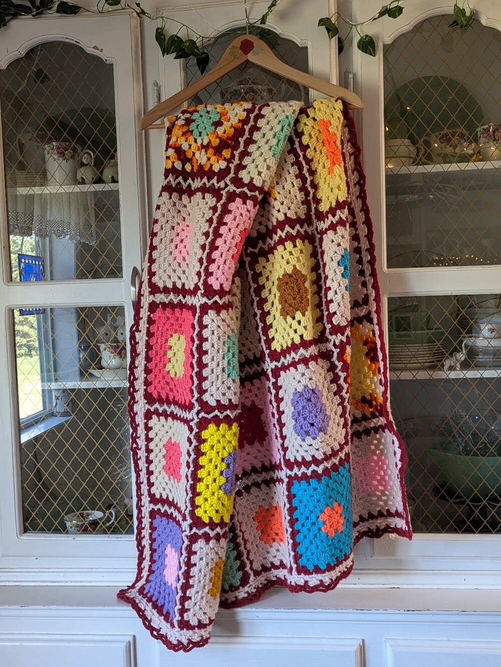 💟🌼VTG Handmade Multicolor Crochet Granny Square Throw - Burgundy Trim